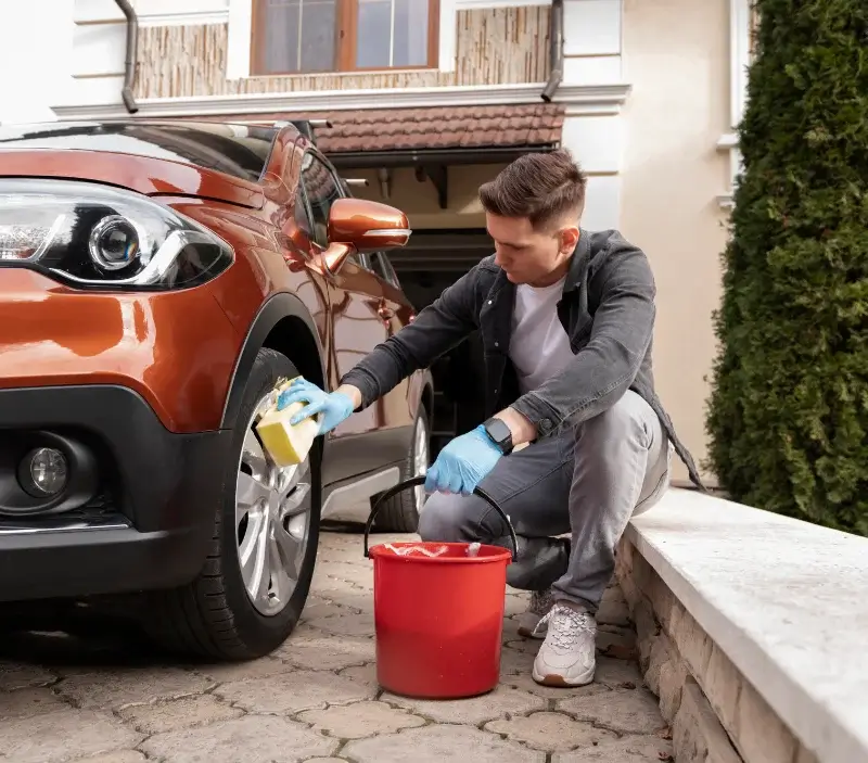 Lavage auto à domicile Saint-Front-de-Pradoux : professionnel intervenant sur un véhicule